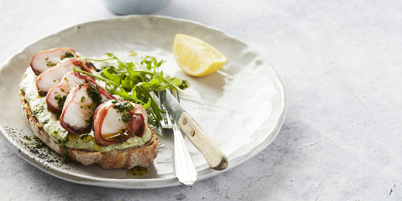 Gegrilde zuurdesemtoast met zeeduivel