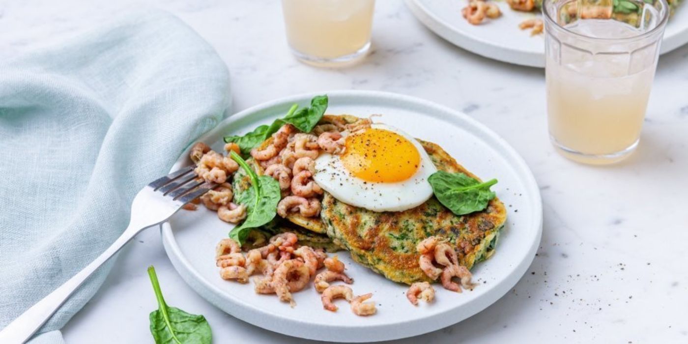 Hartige spinazie-courgette-pannenkoekjes en grijze garnalen