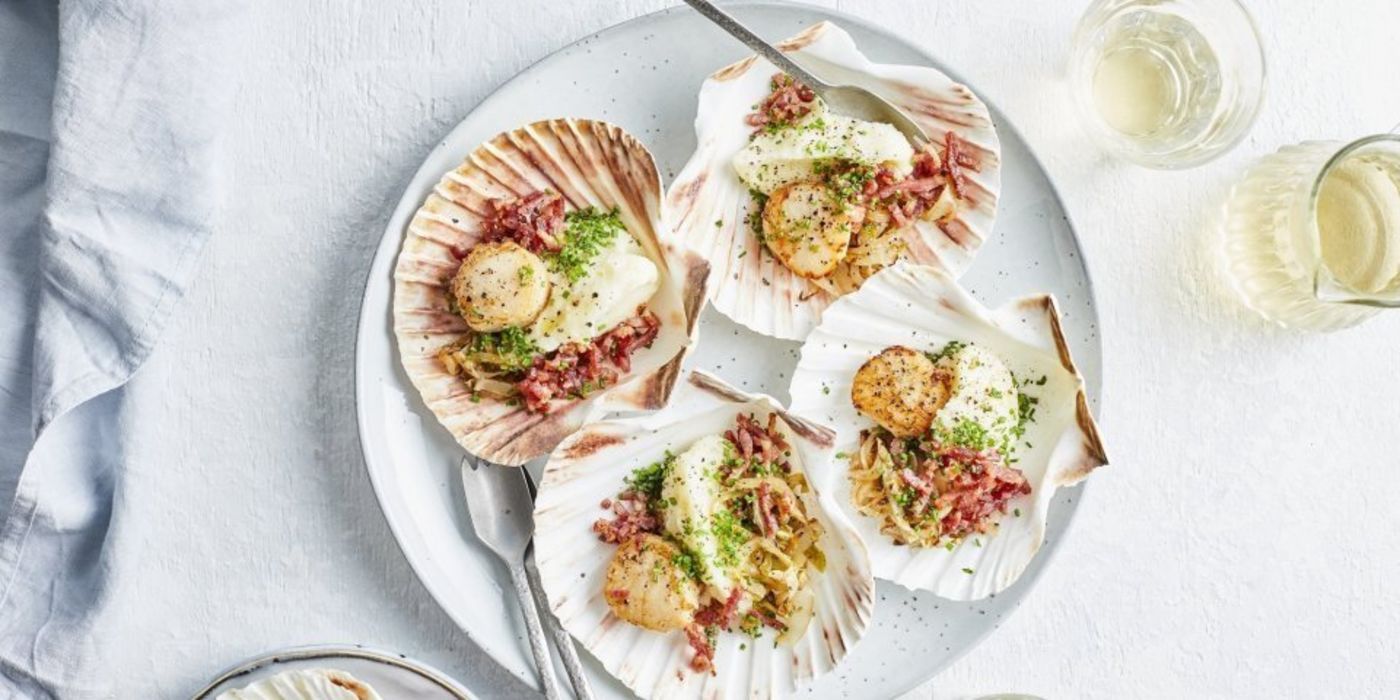 Sint-jacobsvruchten met bloemkoolmousse, witloof en spekjes