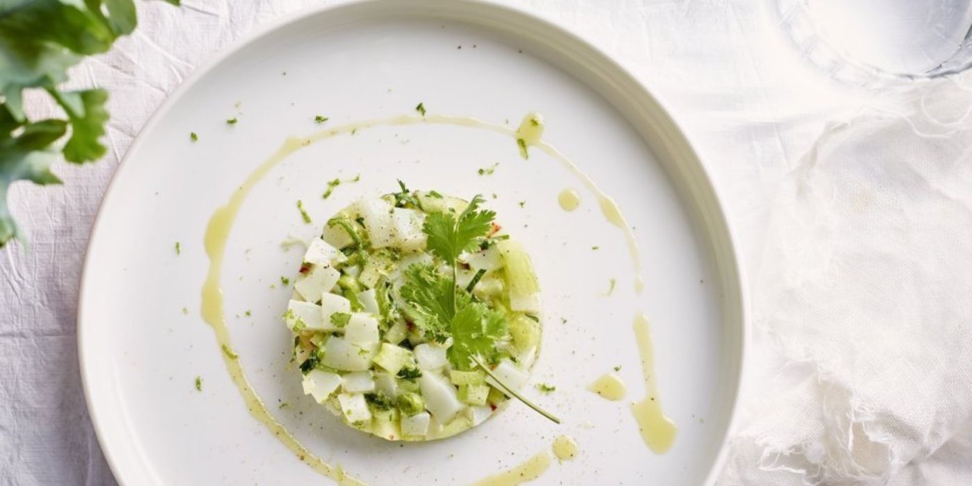 Tartaar van zeekat met komkommer, lente-ui, koriander en chilipeper