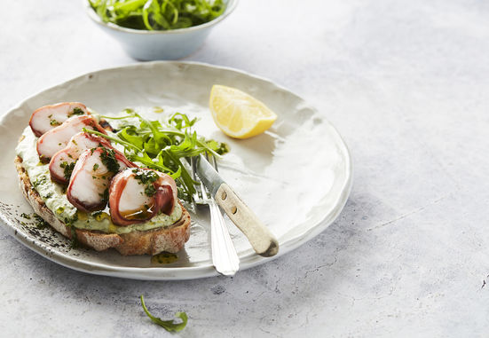 Gegrilde zuurdesemtoast met zeeduivel