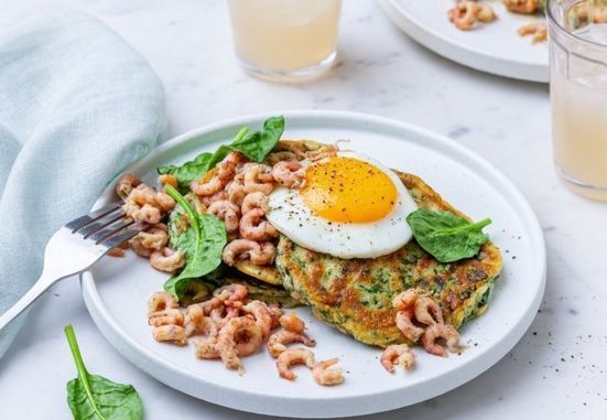 Hartige spinazie-courgette-pannenkoekjes en grijze garnalen