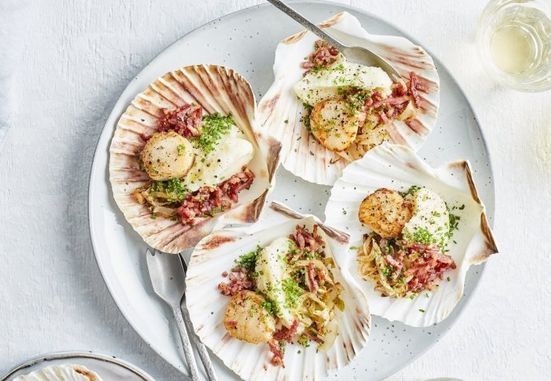 Sint-jacobsvruchten met bloemkoolmousse, witloof en spekjes