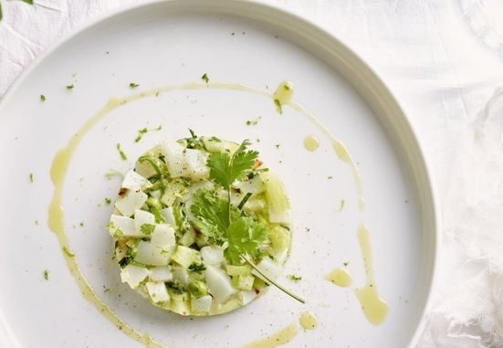 Tartaar van zeekat met komkommer, lente-ui, koriander en chilipeper