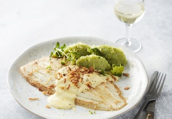 Tongschar met broccolipuree en mousselinesaus