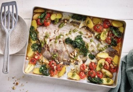 Vis uit de oven met boerenkoolpesto, kerstomaten en krieltjes